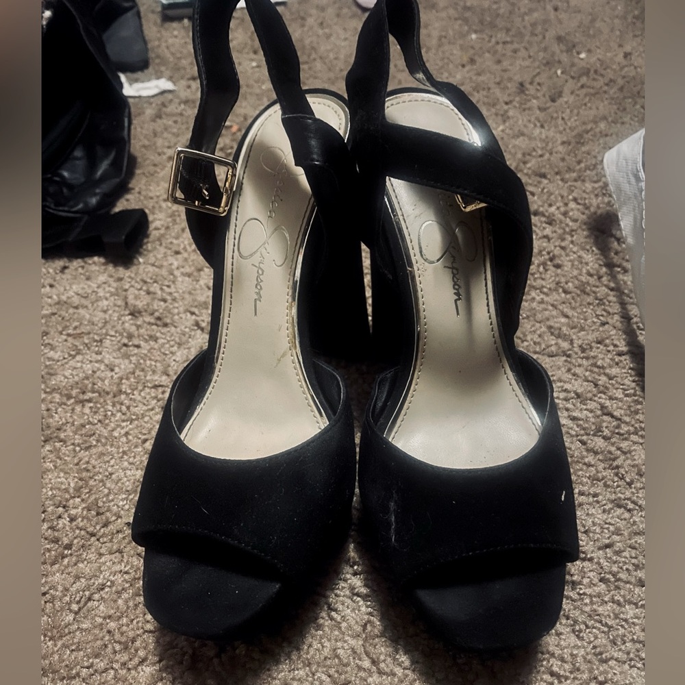 Beautiful Jessica Simpson black pumps
